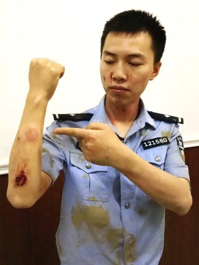 安化"讨薪者"袭击警察!已被抓获!