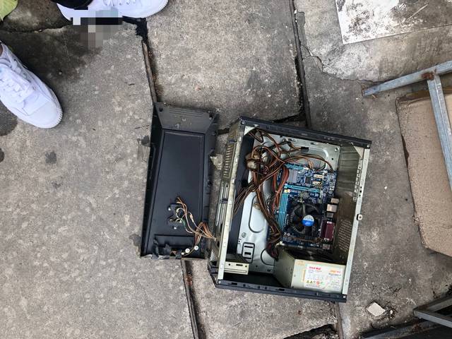 垃圾堆旁边捡到一台废旧主机这样的主机被扔了是有点可惜了