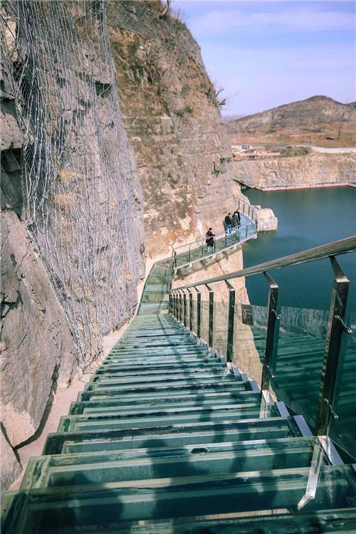 芒砀山万亩山杏采摘季开始摘杏的人们纷纷涌进周边杏园