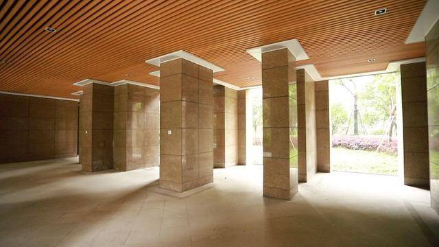 比如一层架空层顶棚吊顶就采用 铝板走边 塑木材质,可谓"颜值在线".