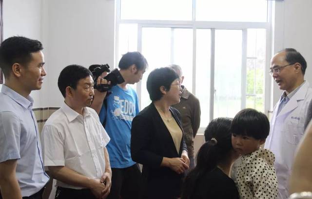 10时许,在钱培鑫董事长的陪同下,徽州区方虹副区长,卫健委姚玉生主任