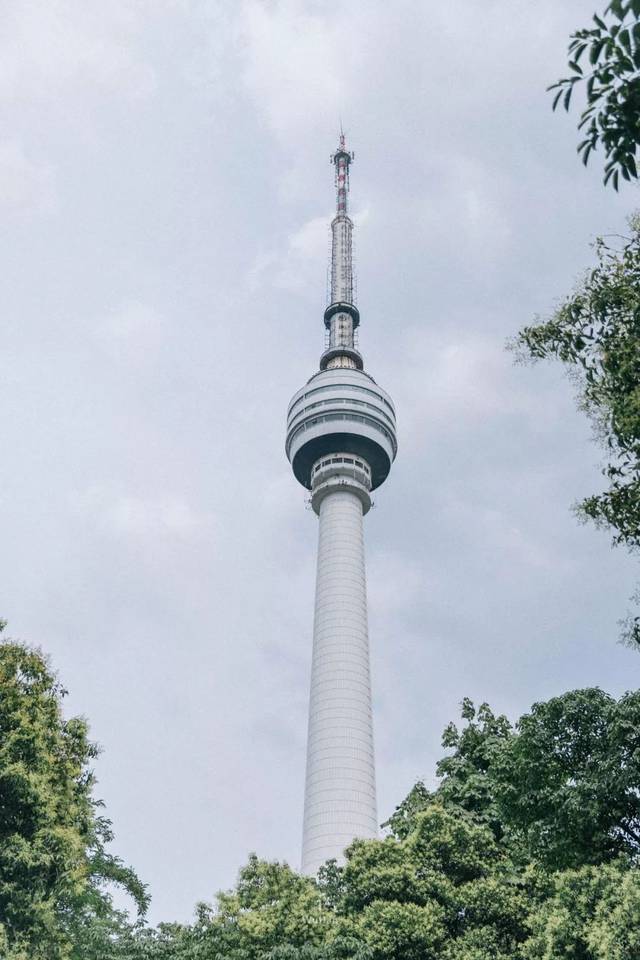 你便能领悟那句"龟蛇锁大江"的韵味 曾经的龟山上还有轨道和蹦极等