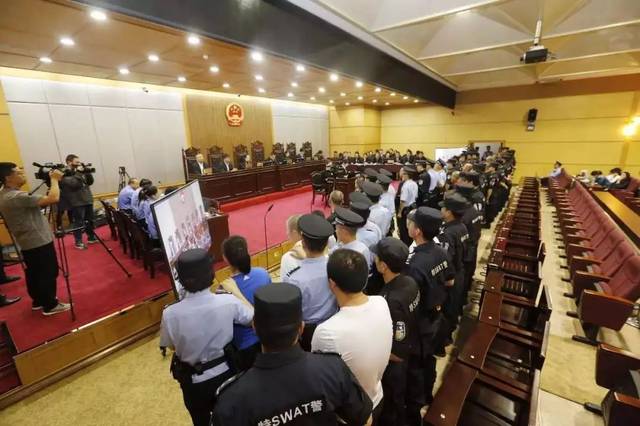 对外放高利贷获取非法利益,被告人刘柱则利用其跟随马云峰(已判决)多