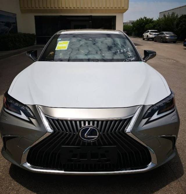 雷克萨斯es300h百万纪念版到店,对折中网带尾翼,加价的节奏?