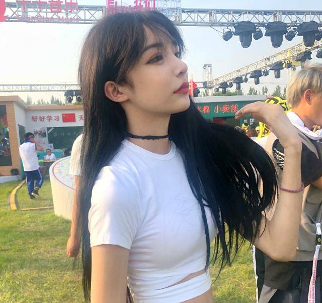 原创抖音女装大佬艾比与女神又近一步,喉结貌似没了,心动的感觉!