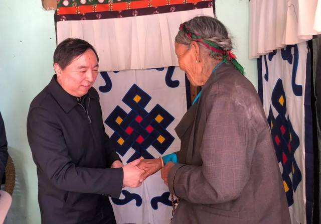 在县委书记杜国君,县委常务副书记赵金祥,县委副书记孙先龙的陪同下