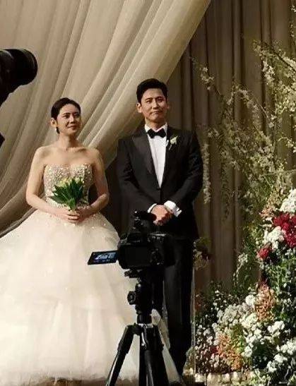 秋瓷炫于晓光婚礼:现场一片花的海洋,满屏的幸福感都要溢出来了