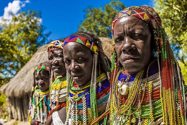 安哥拉土著妇女佩戴厚重项链并用牛粪做发型