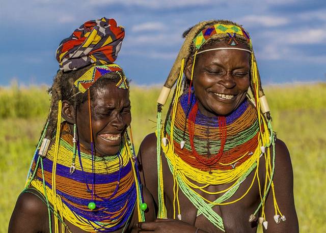 安哥拉土著妇女佩戴厚重项链并用牛粪做发型