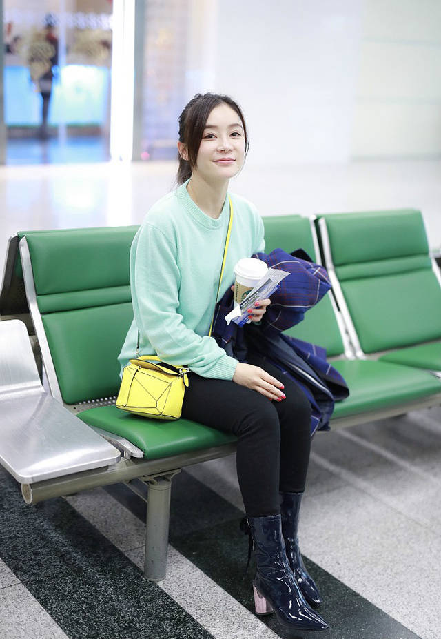 袁姗姗胖了?这么紧的裤子还硬穿进去,勒出的粗大腿一言难尽