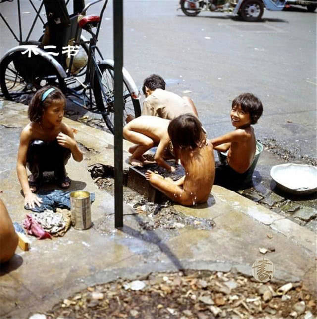 美越战争彩色老照片:镜头下的越南儿童,看看战火之下他们的生活