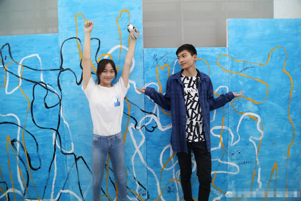 现年17岁的儿子景天一和15岁的女儿景天瞳,兄妹俩同框在黄雅莉的"借光