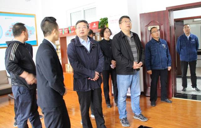 邱水录一行来到县农发公司服装加工车间,详细了解了扶贫车间建设,运营