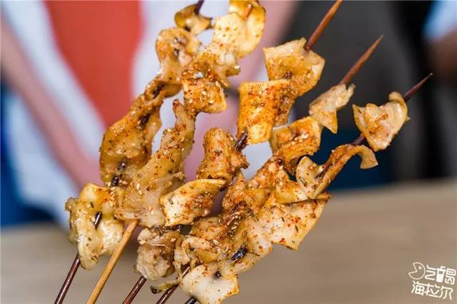 烤筋皮的质感虽然没有心管那么厚重,但是口感却是同样的劲道,吃到嘴里