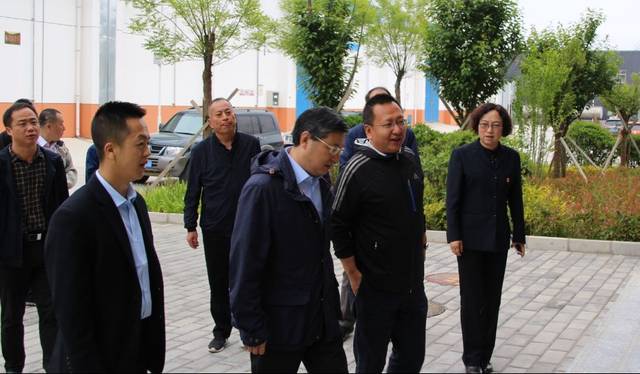 邱水录一行来到县农发公司服装加工车间,详细了解了扶贫车间建设,运营