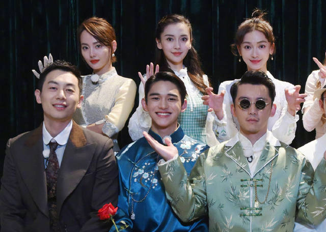 都说吴谨言杨颖长得像,直到两人同框合照后,才知道到底有多相似