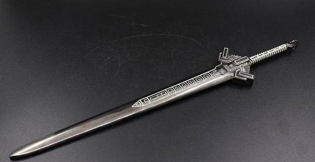 这四把剑分别为无名长剑,紫薇软剑,玄铁重剑与木剑.