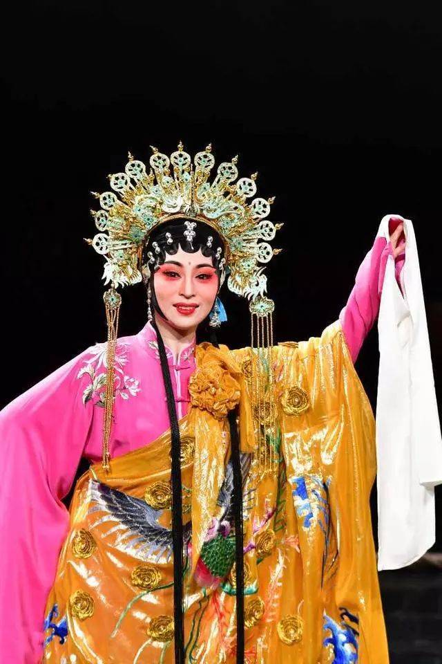 小剧场大市场 黄梅戏还能这样唱 传统戏曲靠变革"自救"闯出新路子