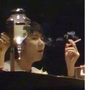 王源吸烟事件图片