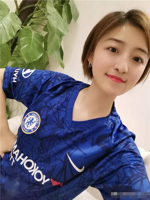 杨茗茗获切尔西俱乐部赠送球衣,网友:蓝军最美球迷当之无愧!