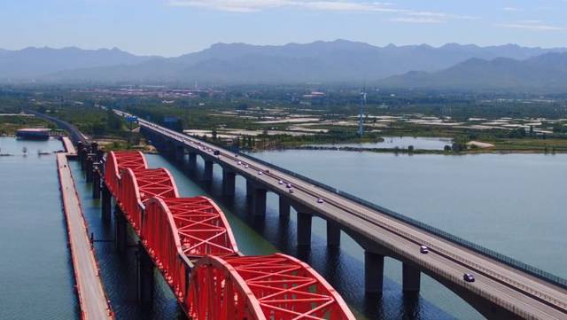 丰沙,大秦,沙蔚4条铁路线,京藏,京新2条高速公路,110国道,宝平,康祁等