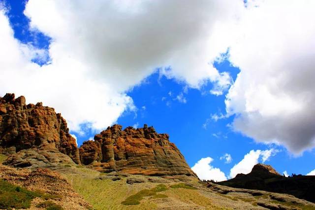 楼房沟北起莫钦乌拉山山脊