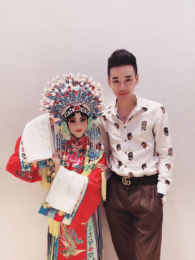 萌娃背后的全能经纪 梦想导师德小兴甘做孩子最坚实的后盾_手机搜狐网