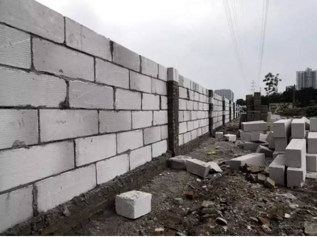 场地东侧砌筑实心围墙