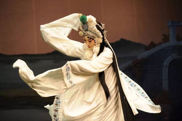 《白蛇传》 中国戏曲学院教授傅谨说,京剧行很难再找到一个人像张火丁