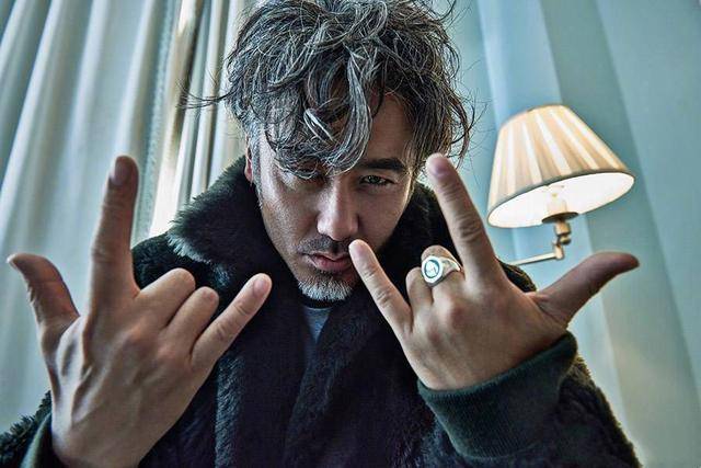 吴秀波现身餐厅吞云吐雾猛抽烟,与友人同桌畅聊乐逍遥!_手机搜狐网