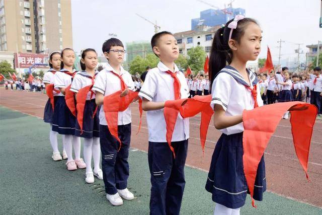 中国少年先锋队队歌》歌声过后,老队员们为新队员们戴上了鲜艳红领巾