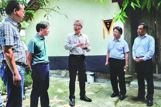 首席记者 何乾健 摄5月27日,涪陵区政府区长种及灵在义和镇调研工作时