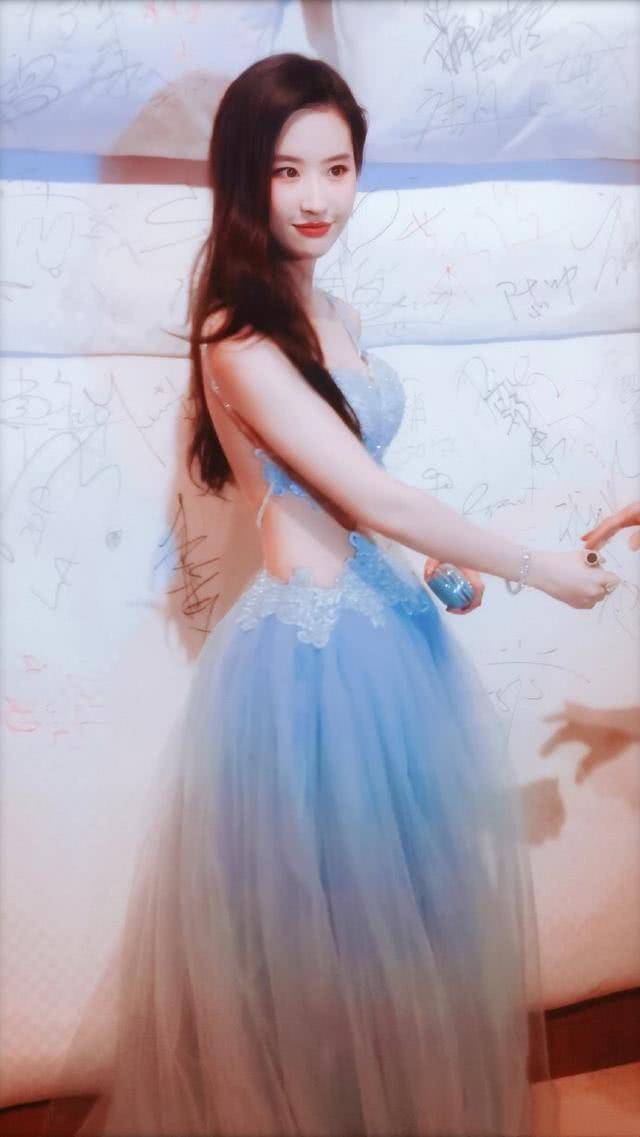 可爱甜美的刘亦菲罕见大胆尝试性感露背装,身材太好,腰线太美!