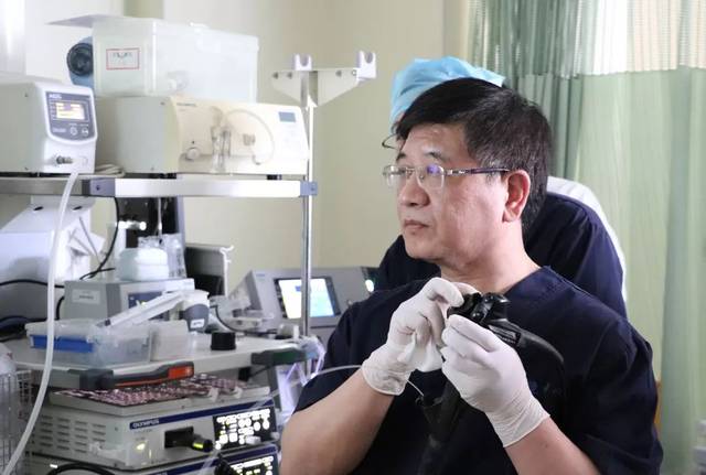 上海市东方医院内镜中心主任徐美东教授以20分钟完成了一台贲门粘膜下