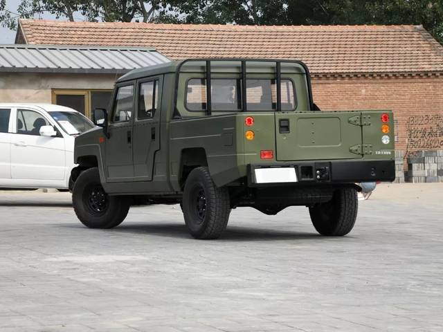 勇士皮卡新车型上市 3350轴距分体双排