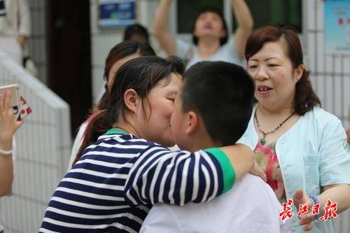 母子相认小林亲吻自己的妈妈 . 记者杨涛 摄