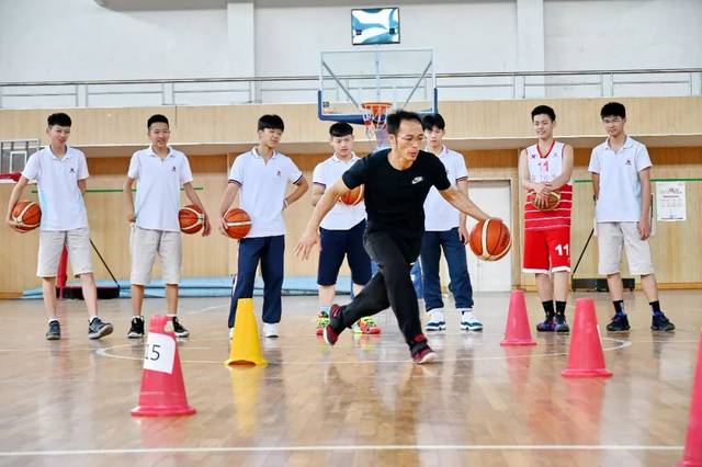 义乌市宾王中学男子篮球队获得季军,平了义乌参加该赛事的最好战绩