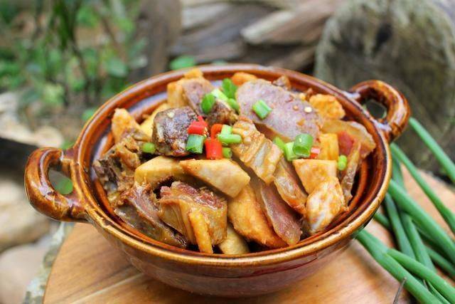 用料腊排骨1小条;腊肠1小条;腊鸭腿1小条;香芋1个;老姜3片;红尖椒3个