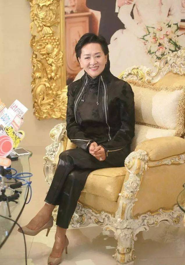 祥嫂是香港已故粤剧名伶"慈善伶王"新马师曾(邓永祥)的第四任妻子,她