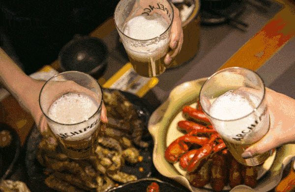 一盘烧烤,一打啤酒,是夏日夜宵的标配. 30岁的小胡(化名)在两年前