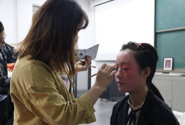 全是干货!图文为您揭秘旦角化妆全过程