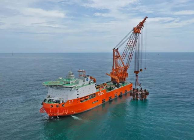 去阳江南鹏岛海域看国内最先进的起重船!