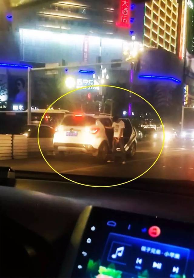 酒后当街小便凯里大十字再现撒尿哥警方拘