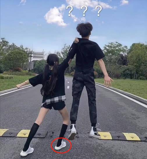 杨清柠女友力爆棚竟然单手举起毛宸宸脚上鞋子却让人心疼