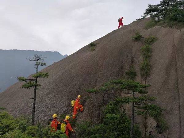 聯繫,救援人員只能通過報警人提供的立馬峰(山峰名稱)的照片判斷其