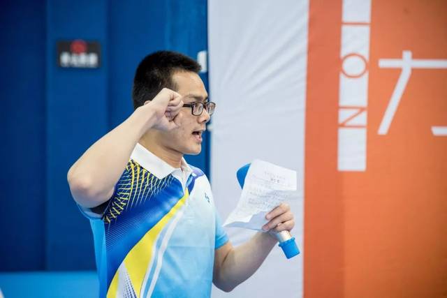 秘书长韦玮进行会旗交接 文图校对:宣教科 刘滕 杨卫民张国威宋庆华