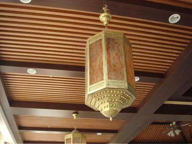 格栅吊顶安装施工方法,铝的木的都有!