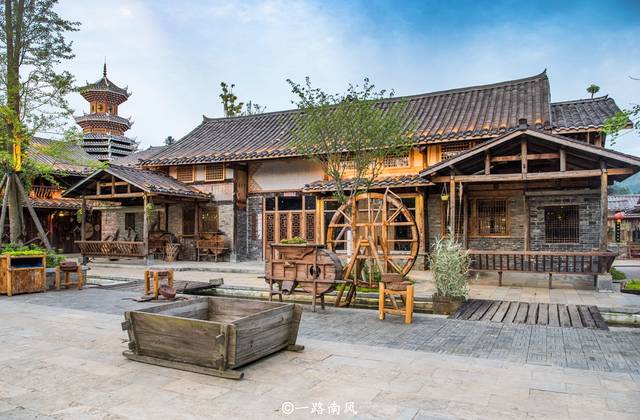 贵州黔南有个文化大观园,美女排队唱歌敬酒,热