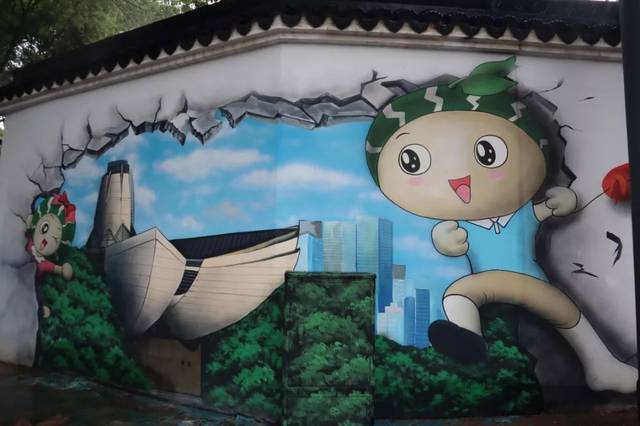 傍晚的风吹起来刚刚好,  和家人们逛一逛文明创建墙绘, 感受着