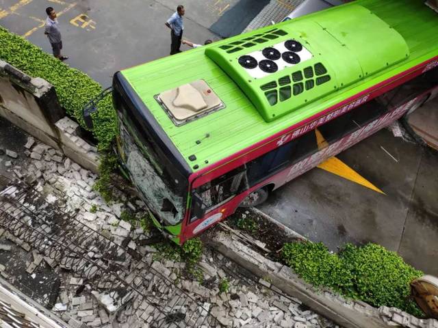 一声巨响!佛山城巴总站出事!公交车撞墙坍塌!旁